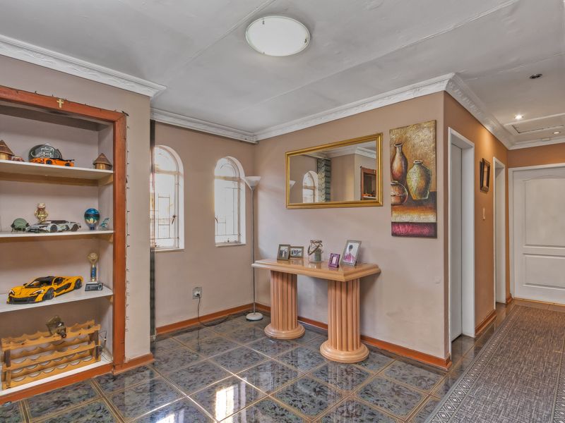 Stunning and Spacious Double story Family Home in the Heart of Lenasia South - Photo 5