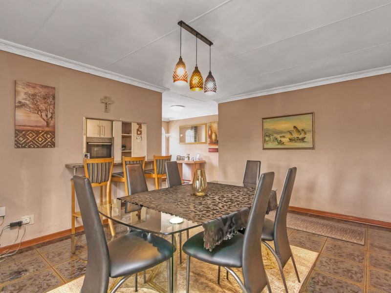 Stunning and Spacious Double story Family Home in the Heart of Lenasia South - Photo 7