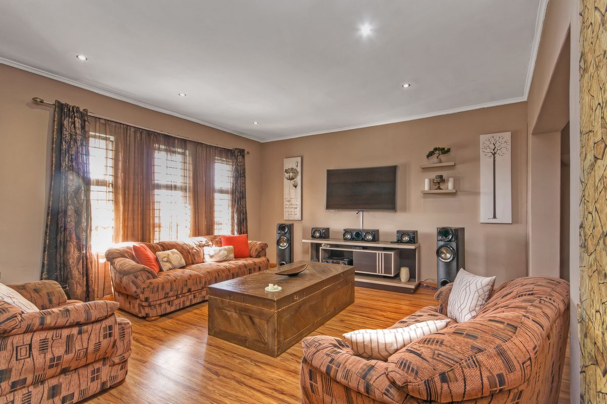 Stunning and Spacious Double story Family Home in the Heart of Lenasia South - Photo 3