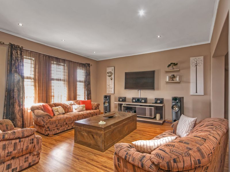Stunning and Spacious Double story Family Home in the Heart of Lenasia South - Photo 3