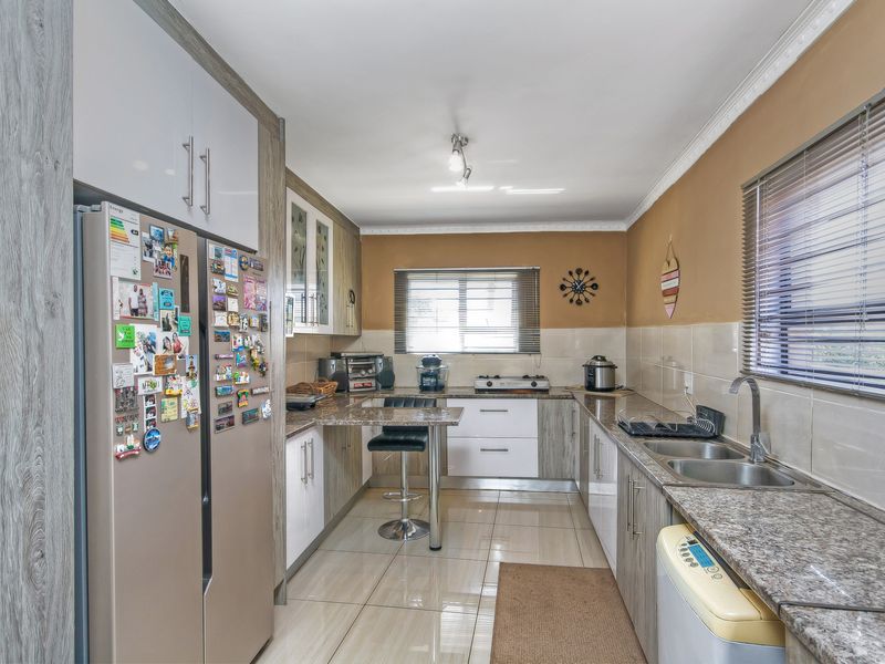 Stunning and Spacious Double story Family Home in the Heart of Lenasia South - Photo 10