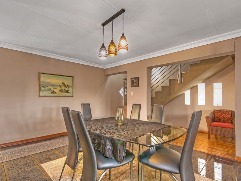 Stunning and Spacious Double story Family Home in the Heart of Lenasia South - Photo 8