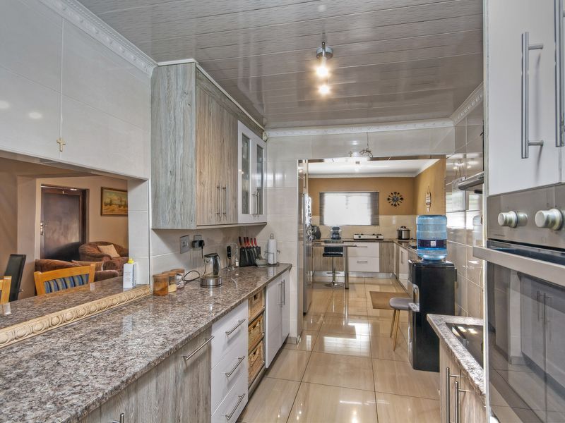 Stunning and Spacious Double story Family Home in the Heart of Lenasia South - Photo 9