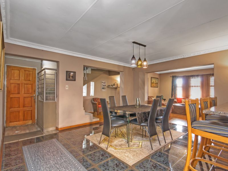 Stunning and Spacious Double story Family Home in the Heart of Lenasia South - Photo 6