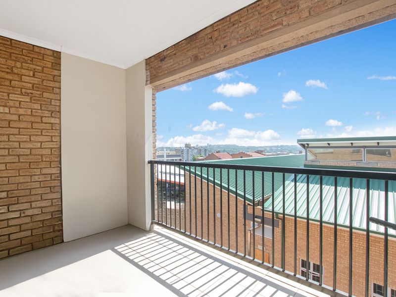 3 bedroom, 2 bathroom apartment - Photo 2