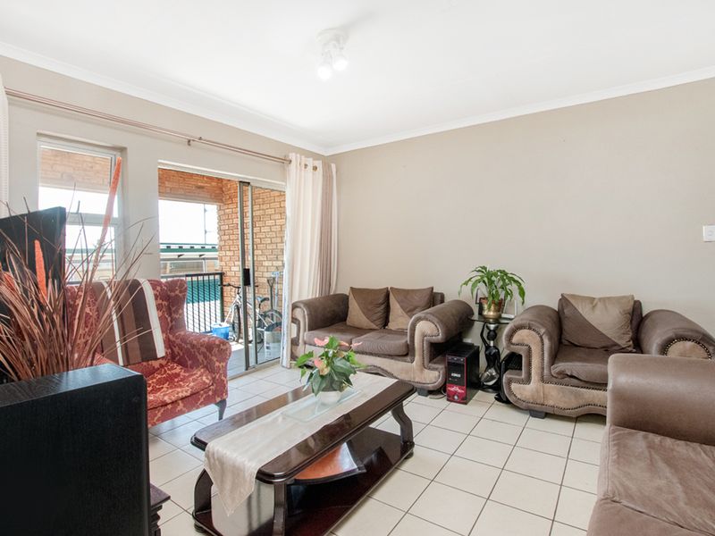 3 bedroom, 2 bathroom apartment - Photo 5