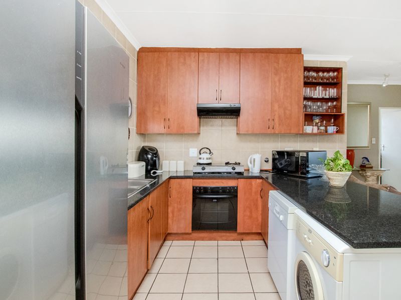 3 bedroom, 2 bathroom apartment - Photo 10