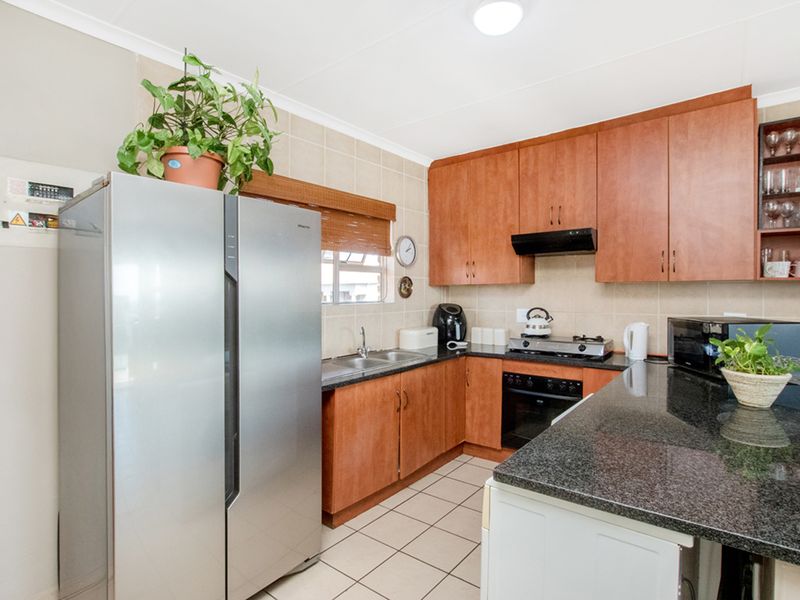 3 bedroom, 2 bathroom apartment - Photo 9