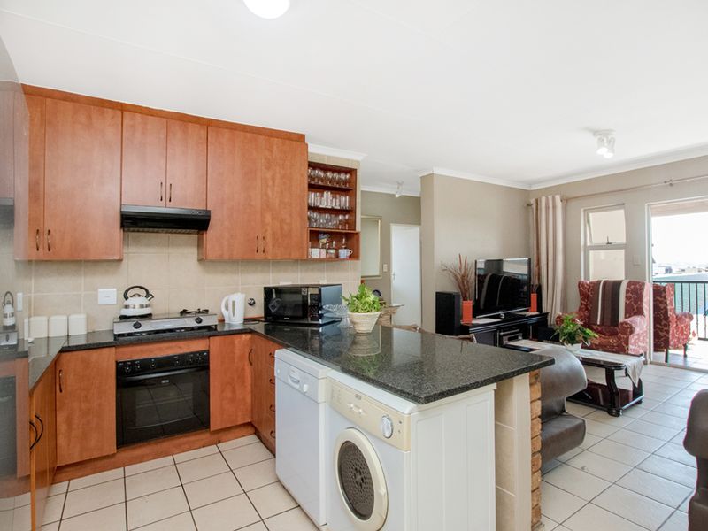 3 bedroom, 2 bathroom apartment - Photo 8