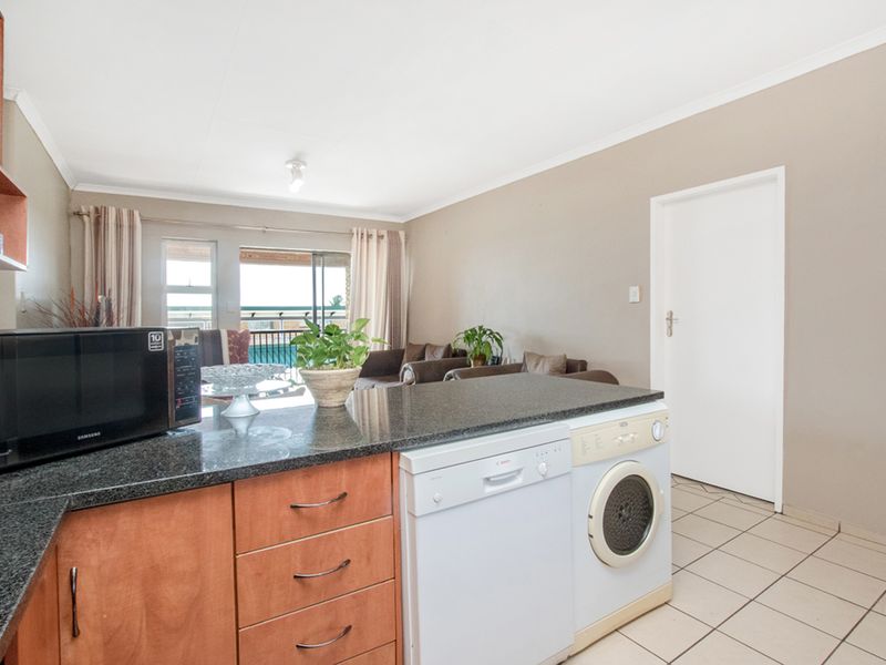 3 bedroom, 2 bathroom apartment - Photo 7