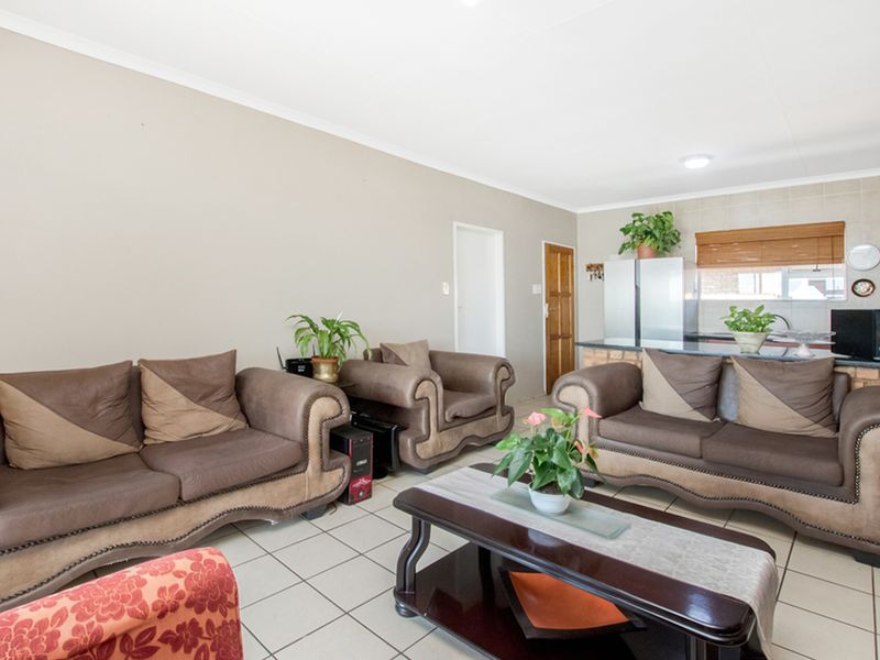 3 bedroom, 2 bathroom apartment - Photo 4