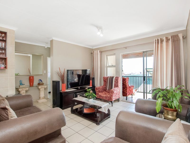 3 bedroom, 2 bathroom apartment - Photo 6