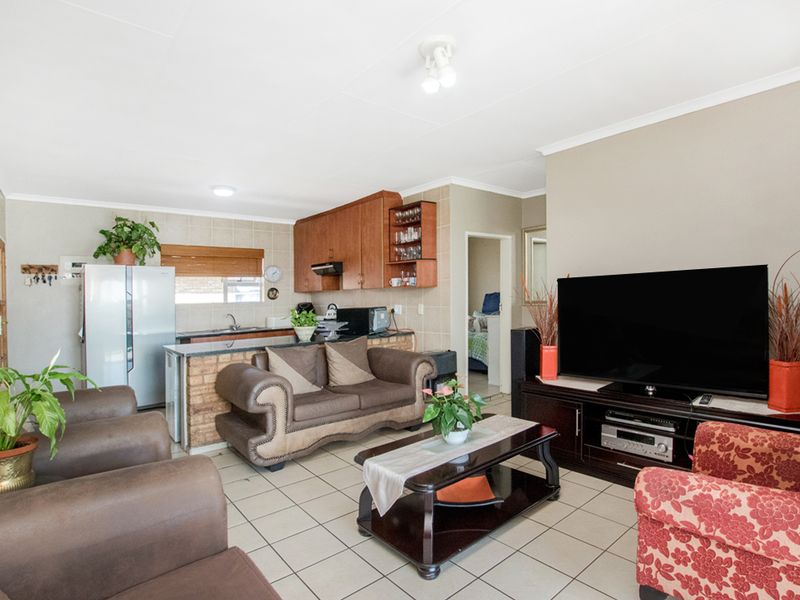 3 bedroom, 2 bathroom apartment - Photo 3