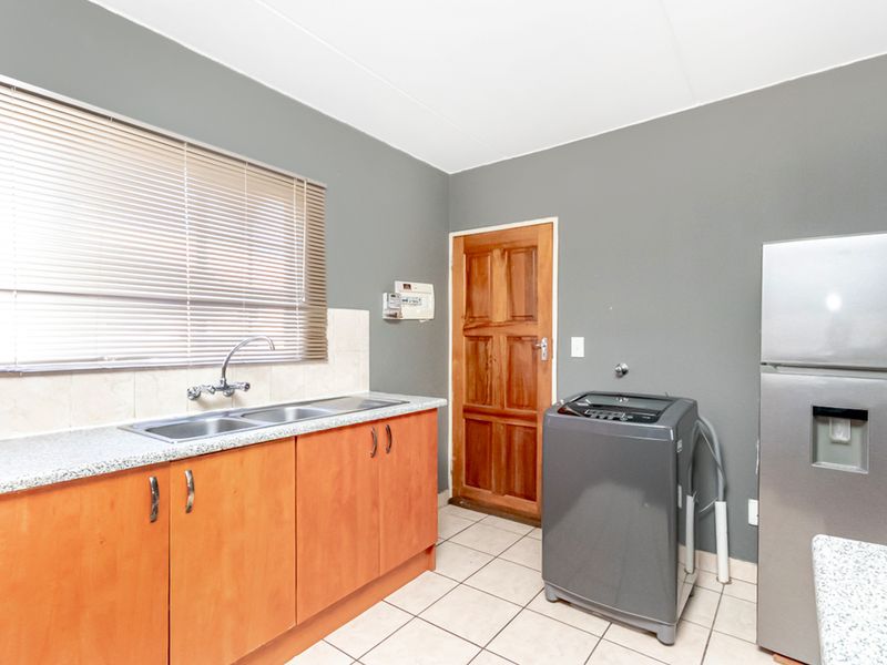 2 Bedroom 2 Bathroom Ground Floor Apartment for sale in Midrand - Photo 5