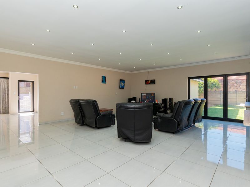 Spacious 3-Bedroom Family Haven in Secure Libradene Village! - Photo 9