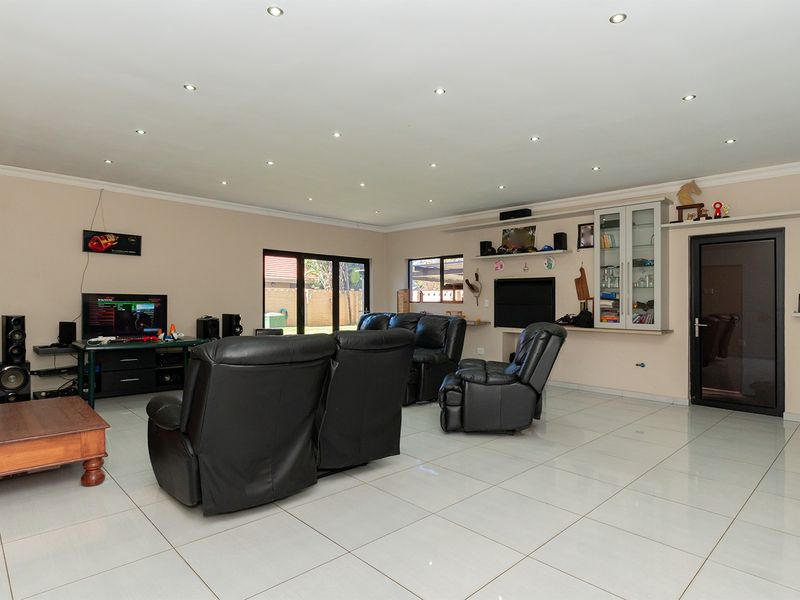 Spacious 3-Bedroom Family Haven in Secure Libradene Village! - Photo 8