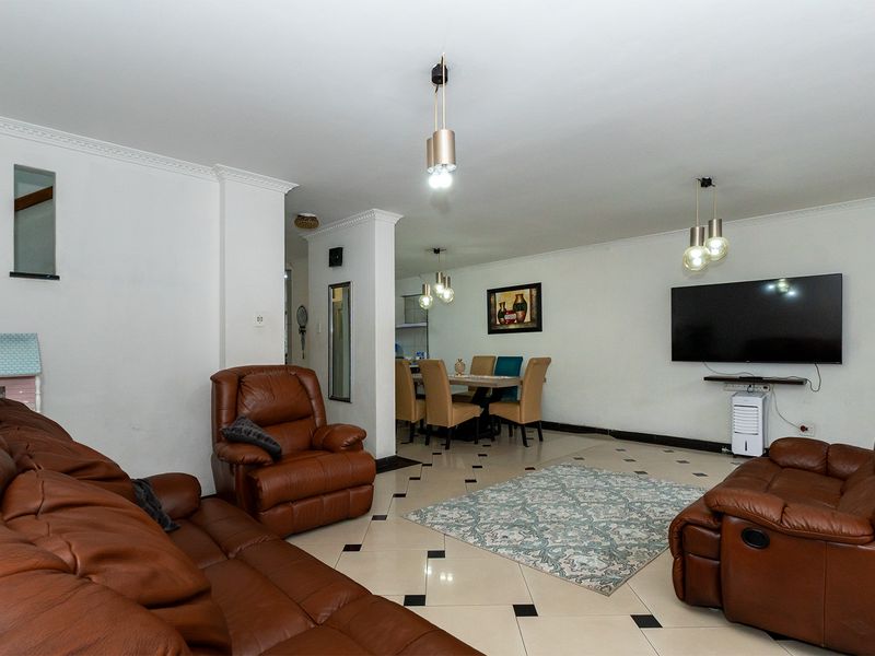 Safe and secure 3 bedroom duplex in the heart of Benoni - do not miss out! - Photo 5