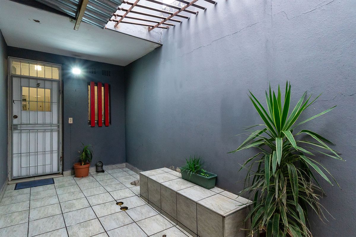 Safe and secure 3 bedroom duplex in the heart of Benoni - do not miss out! - Photo 2