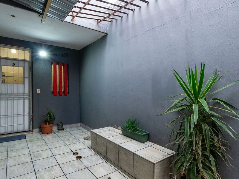 Safe and secure 3 bedroom duplex in the heart of Benoni - do not miss out! - Photo 2