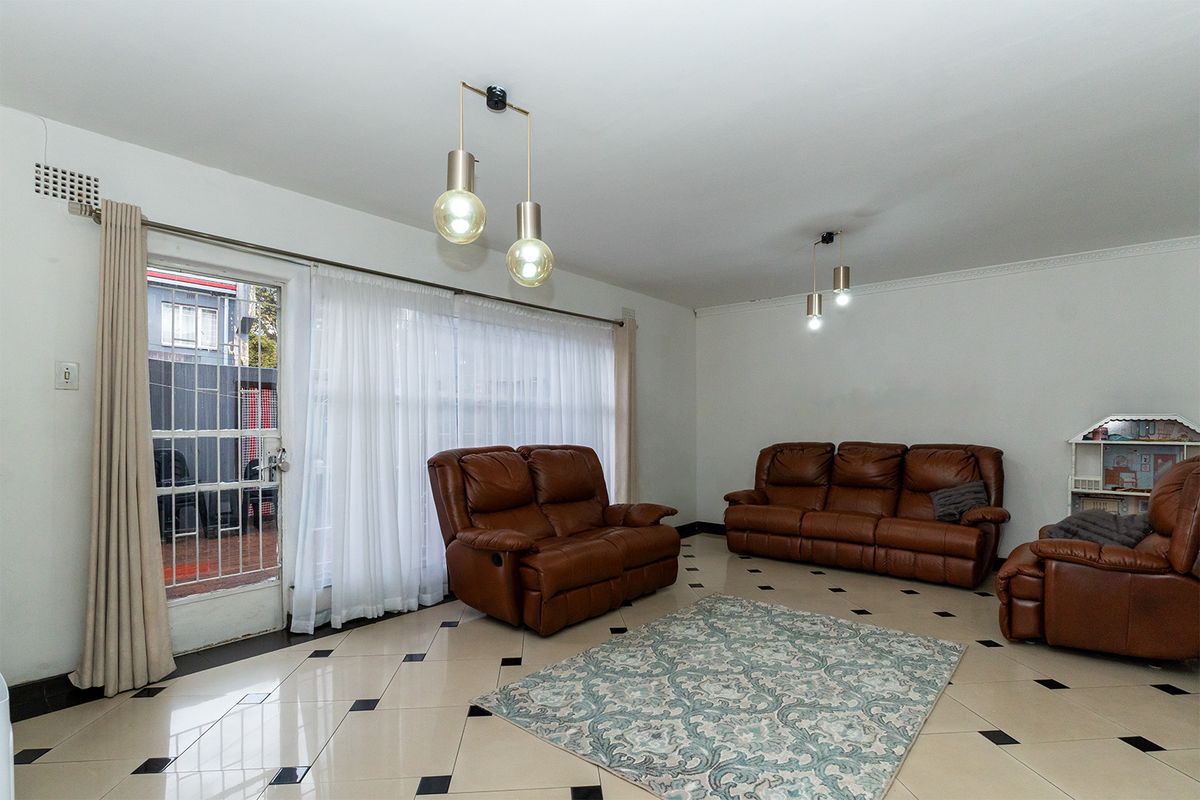 Safe and secure 3 bedroom duplex in the heart of Benoni - do not miss out! - Photo 3