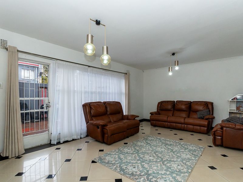 Safe and secure 3 bedroom duplex in the heart of Benoni - do not miss out! - Photo 3