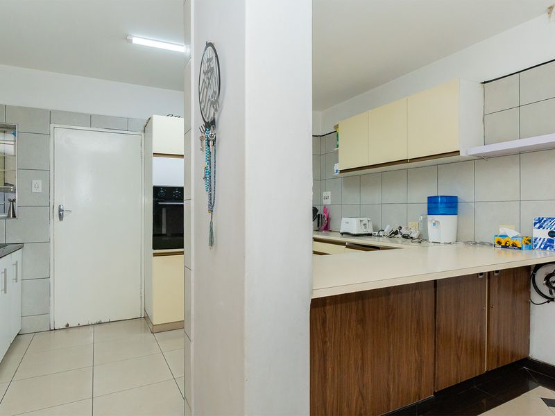 Safe and secure 3 bedroom duplex in the heart of Benoni - do not miss out! - Photo 8