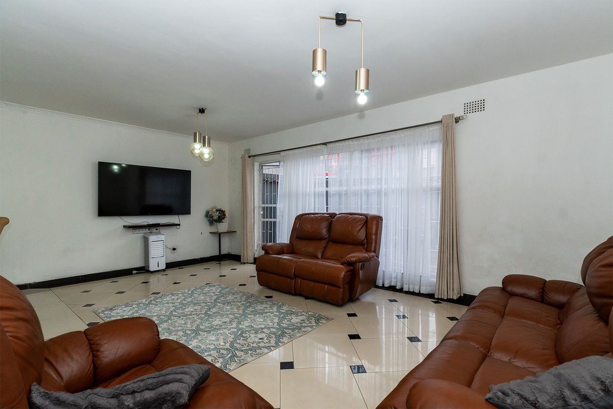 Safe and secure 3 bedroom duplex in the heart of Benoni - do not miss out! - Photo 4