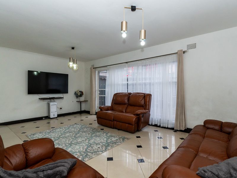 Safe and secure 3 bedroom duplex in the heart of Benoni - do not miss out! - Photo 4