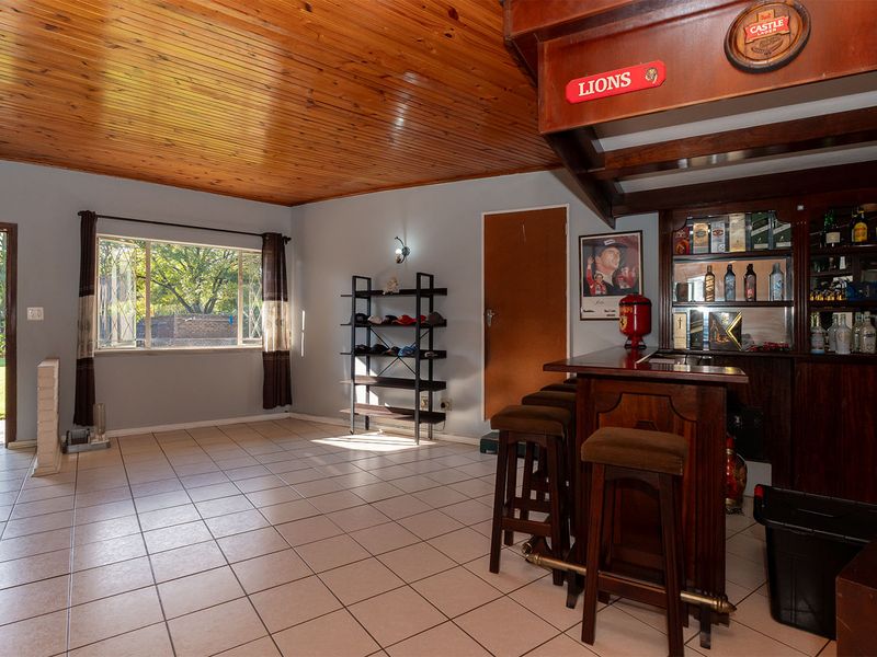 Spacious 4 Bed 2 Bath Family Home with Flatlet in Atlasville - Photo 5