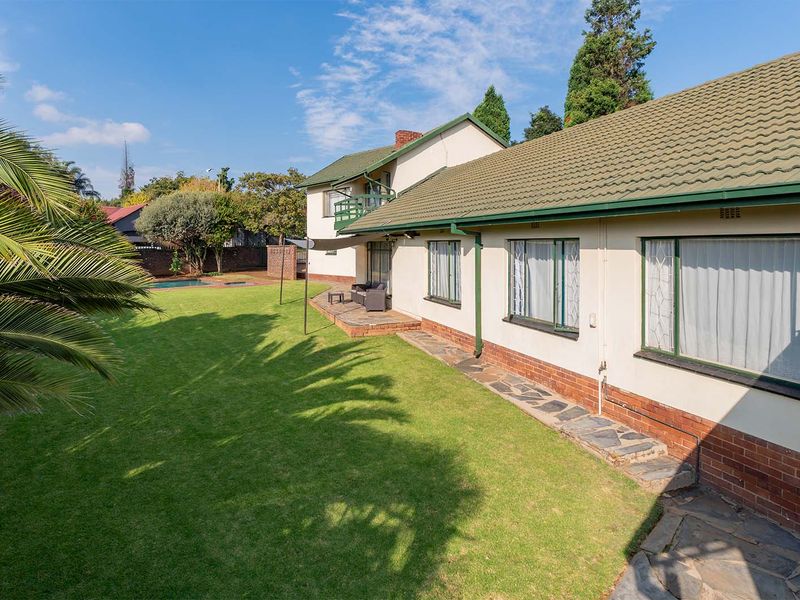 Spacious 4 Bed 2 Bath Family Home with Flatlet in Atlasville - Photo 3