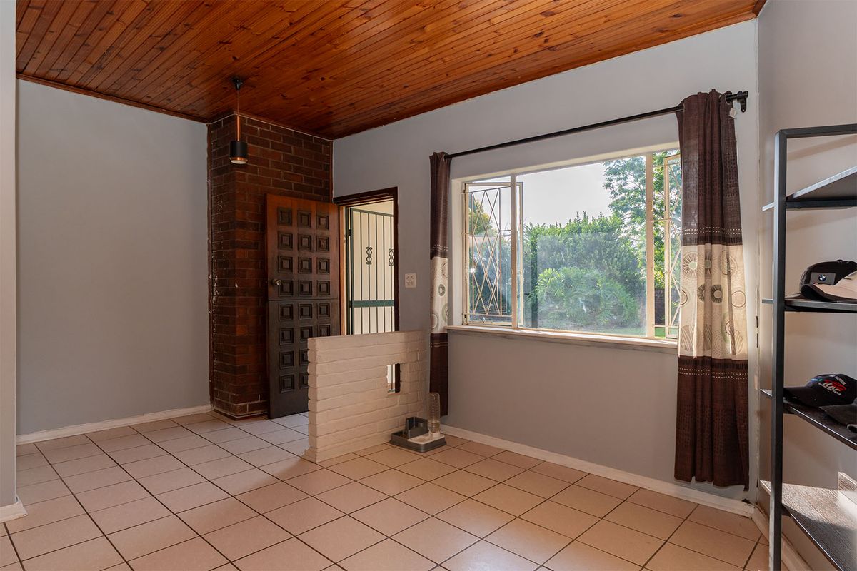 Spacious 4 Bed 2 Bath Family Home with Flatlet in Atlasville - Photo 4