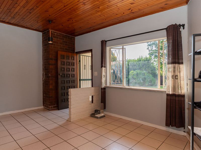 Spacious 4 Bed 2 Bath Family Home with Flatlet in Atlasville - Photo 4