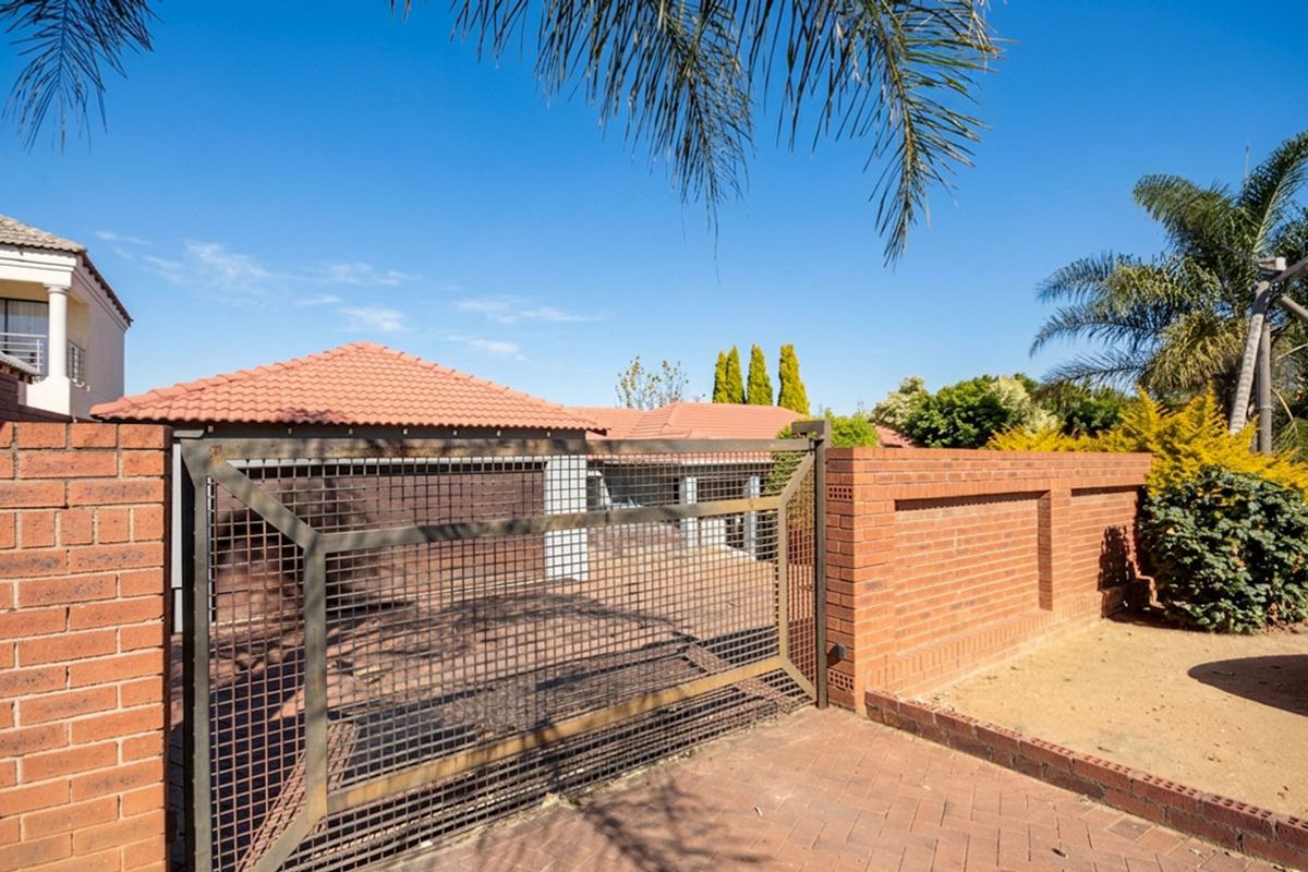 Spacious 3-Bedroom Family Home with Double Garage in Cosmo City - Photo 4