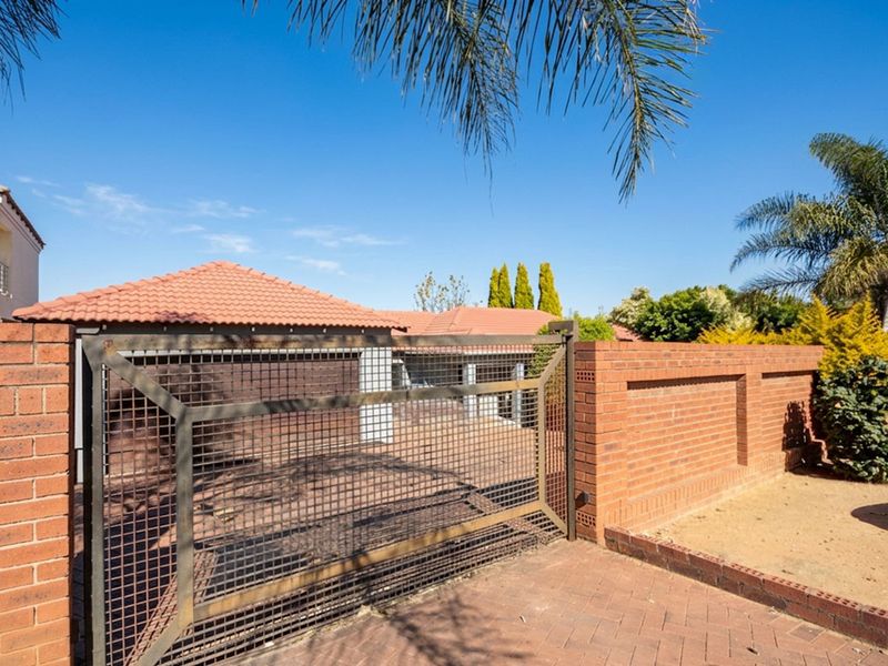 Spacious 3-Bedroom Family Home with Double Garage in Cosmo City - Photo 4
