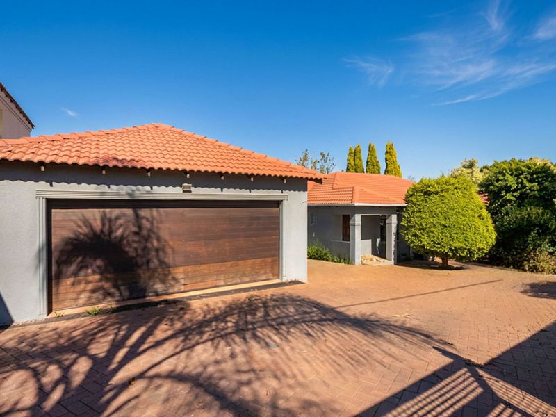 Spacious 3-Bedroom Family Home with Double Garage in Cosmo City - Photo 1