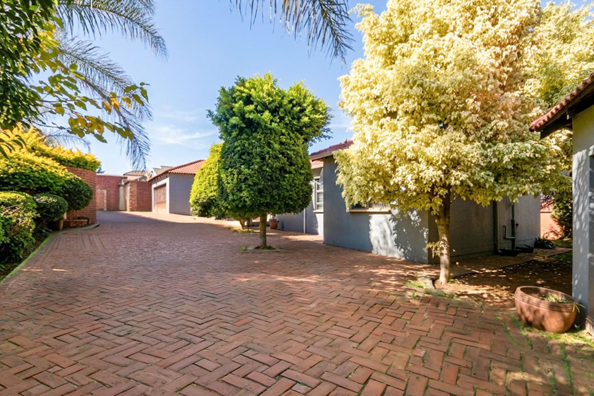 Spacious 3-Bedroom Family Home with Double Garage in Cosmo City - Photo 3