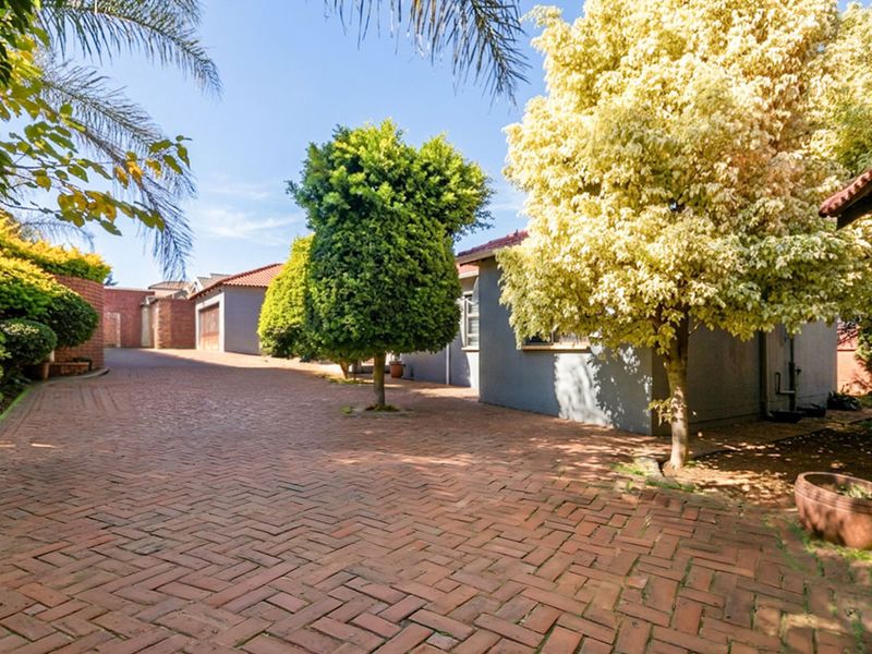 Spacious 3-Bedroom Family Home with Double Garage in Cosmo City - Photo 3