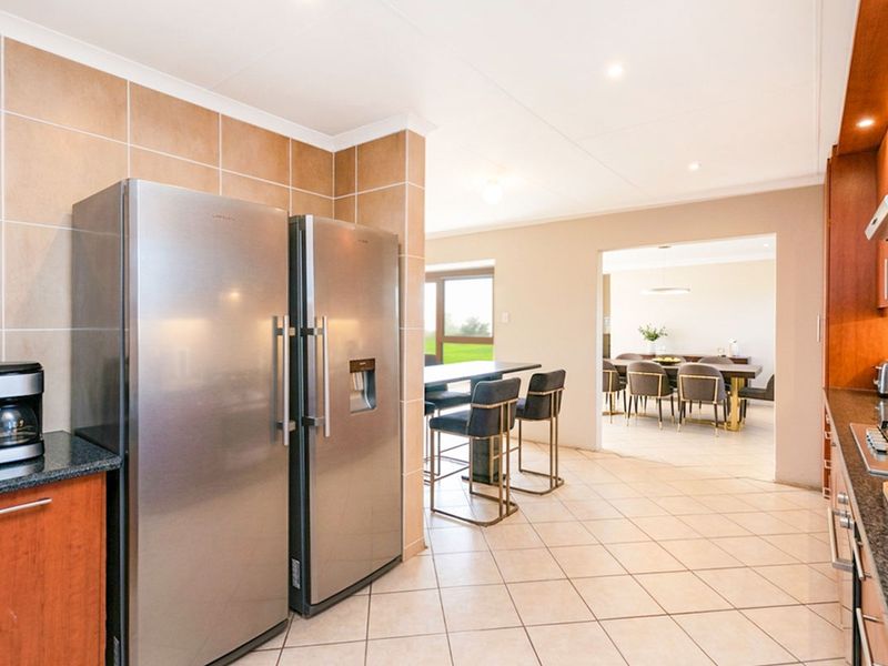 Spacious 3-Bedroom Family Home with Double Garage in Cosmo City - Photo 8