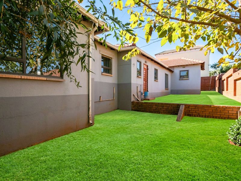 Spacious 3-Bedroom Family Home with Double Garage in Cosmo City - Photo 7