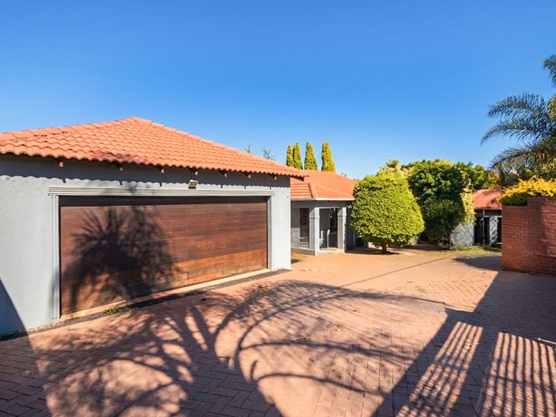 Spacious 3-Bedroom Family Home with Double Garage in Cosmo City - Photo 6