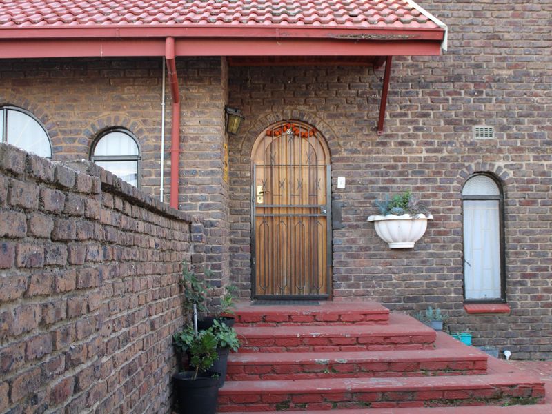 Low-Maintenance Family Home in Prime Location - Photo 5