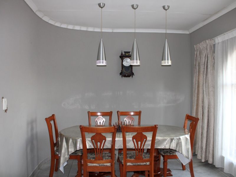 Low-Maintenance Family Home in Prime Location - Photo 10
