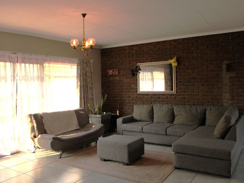 Low-Maintenance Family Home in Prime Location - Photo 8