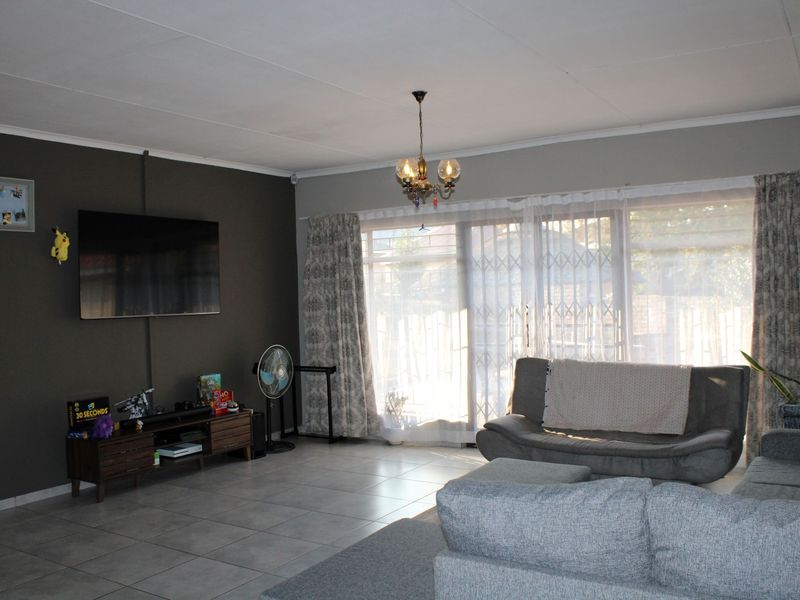 Low-Maintenance Family Home in Prime Location - Photo 6