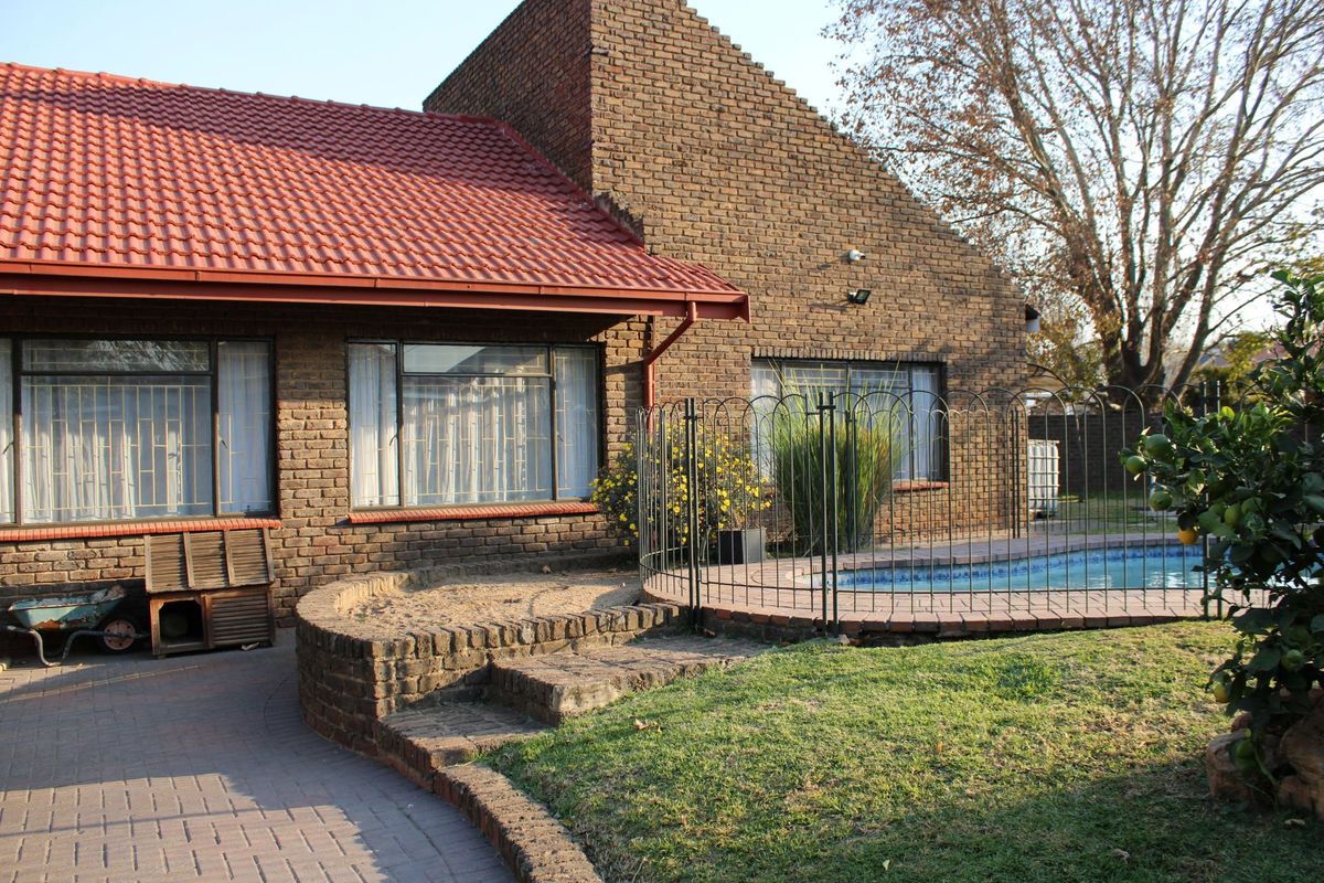 Low-Maintenance Family Home in Prime Location - Photo 2