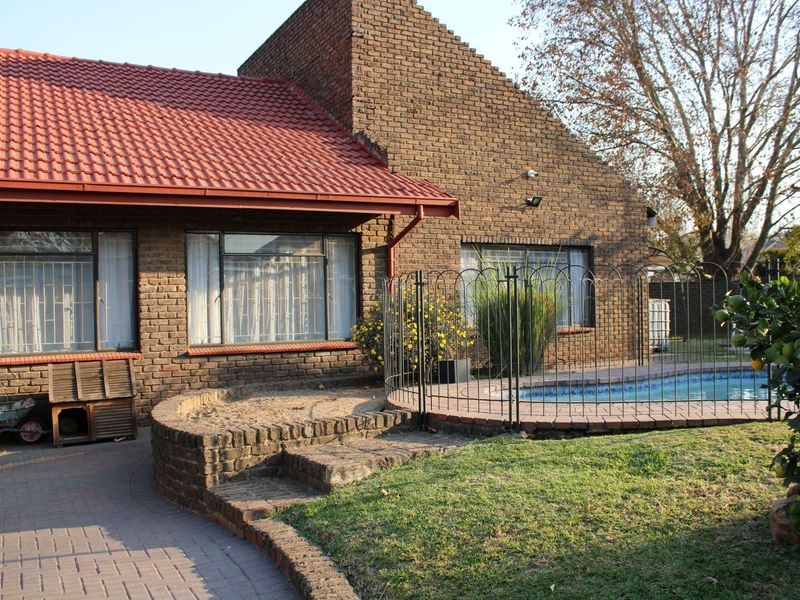 Low-Maintenance Family Home in Prime Location - Photo 2