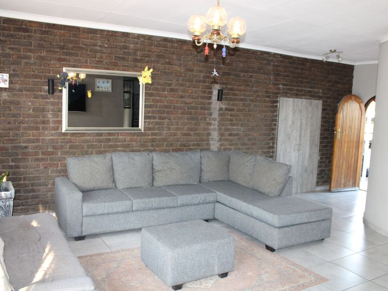 Low-Maintenance Family Home in Prime Location - Photo 7