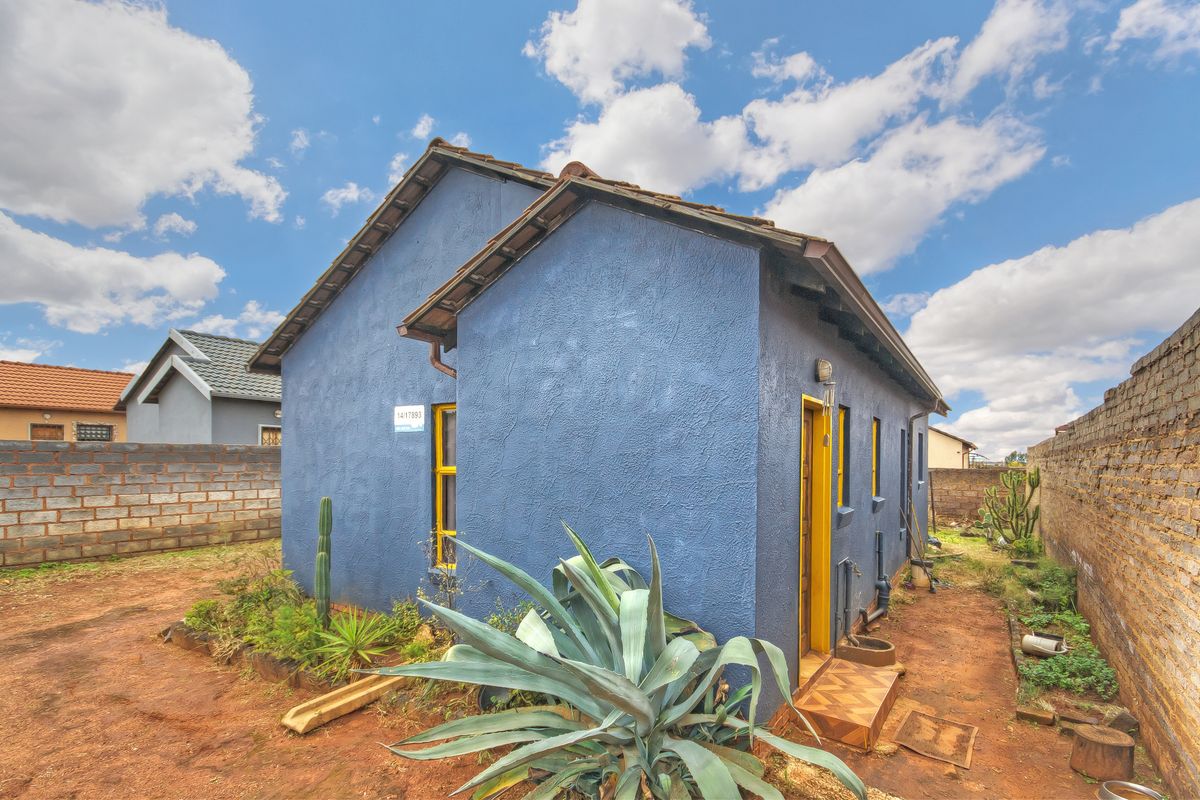 3 bedroom, 1 bathroom home - Photo 2