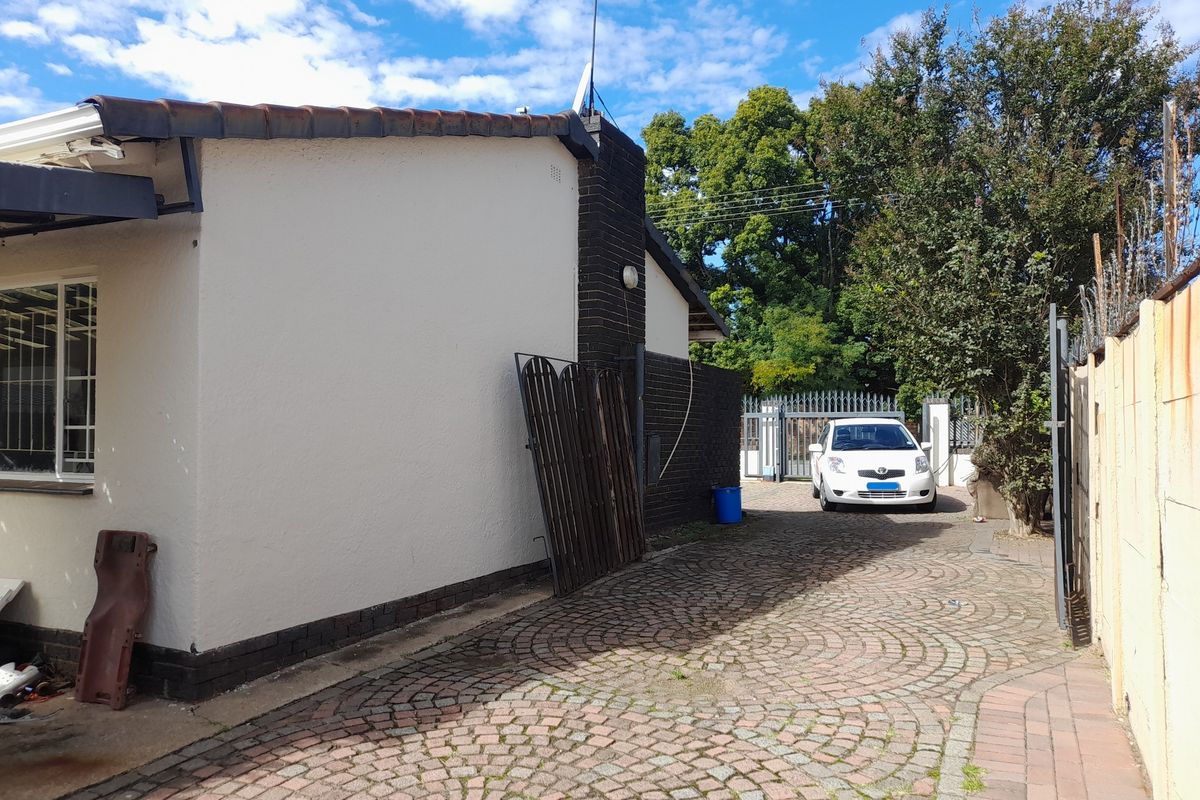 Freestanding For Sale In Johannesburg - Photo 3