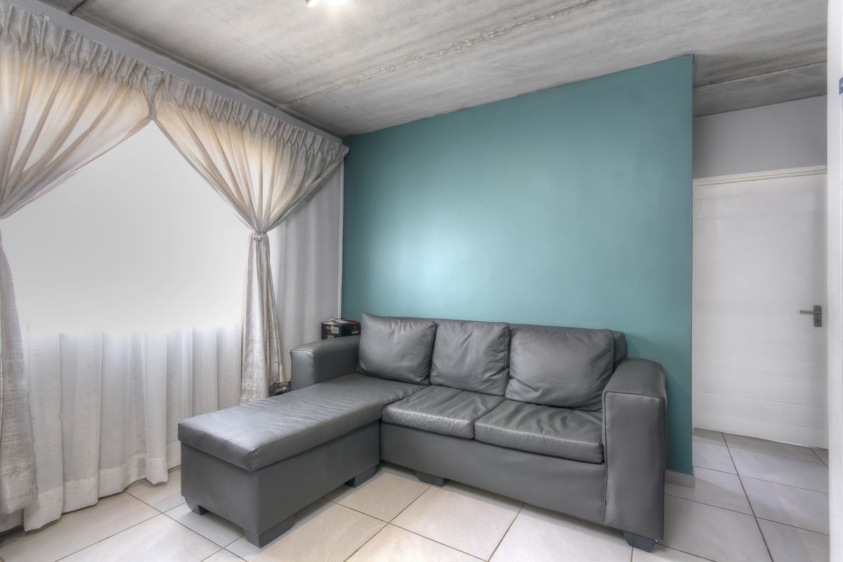 Stylish Upstairs Living in the Heart of Jabulani - Photo 5